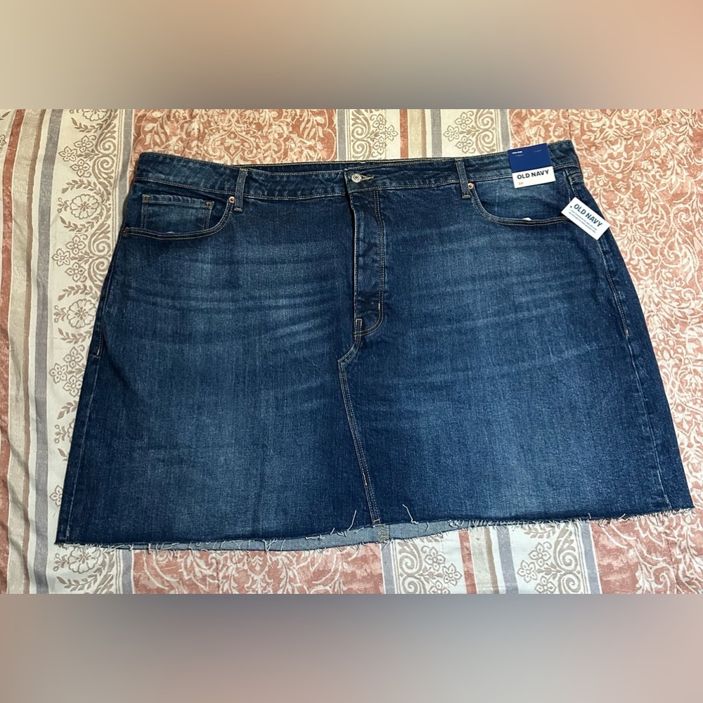 High-Waisted Secret-Slim Pockets Frayed-Hem Plus-Size Jean Skirt size 28